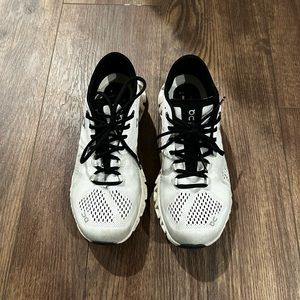 ON Cloud x women’s size 6. White and black.